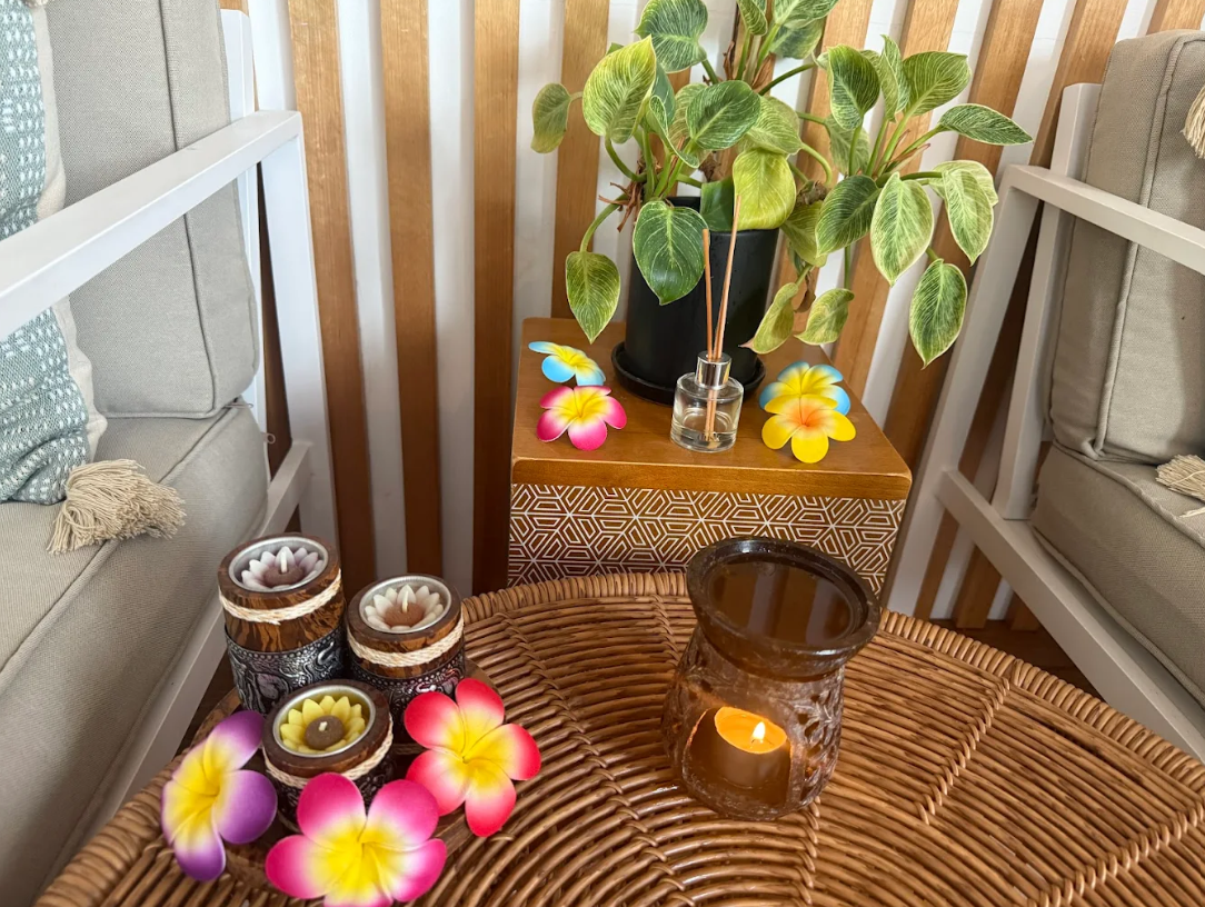 Tropical flowers and candles decoration